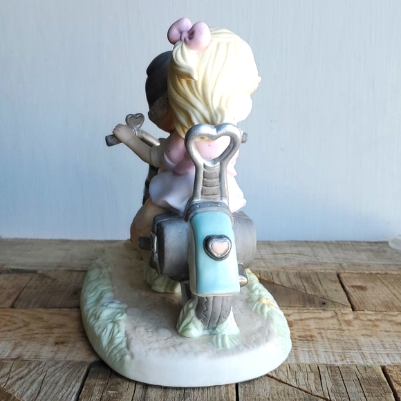 Precious Moments "Our Love Goes the Distance" - Picture 3 of 9